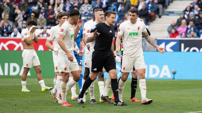 Schiedsrichter Tobias Reichel entscheidet auf Elfmeter für Hoffenheim gegen Augsburg