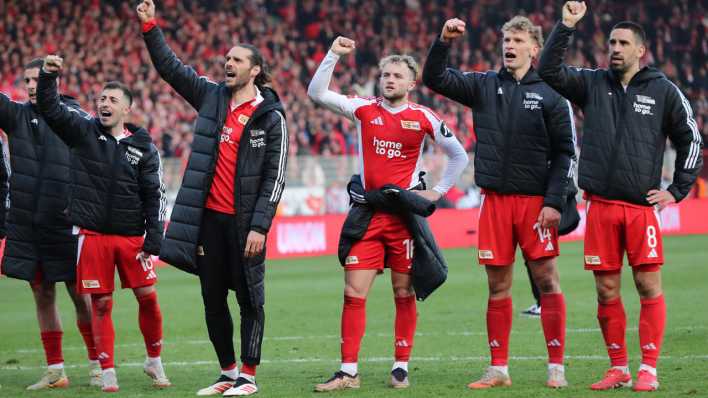 Die Spieler von Union Berlin feiern mit den Fans.