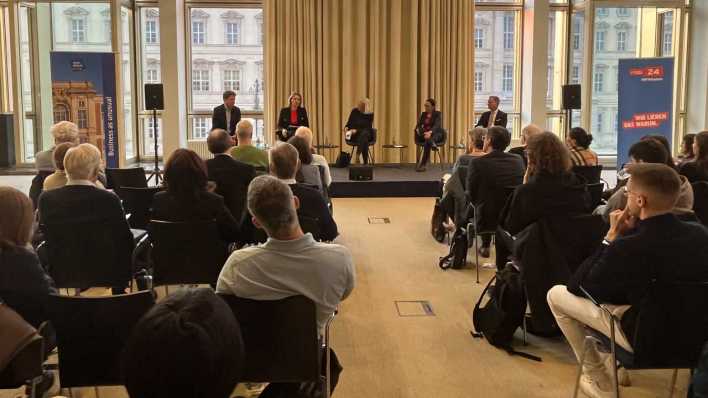 Forum Kurswechsel: Wege aus der Wirtschaftskrise (Bild: rbb/Begzada Kilian ) Forum Kurswechsel: Wege aus der Wirtschaftskrise (Bild: rbb/Begzada Kilian )