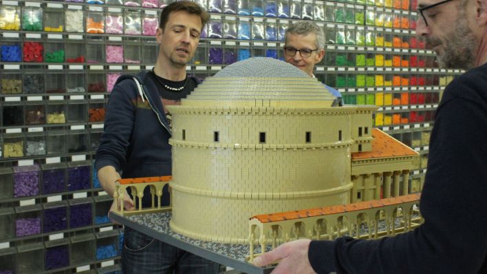 Hoffmeister und das Lego-Pantheon (Bild: rbb/Rebecca Wegmann)