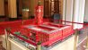Der einzige zertifizierte LEGO-Modellbauer in Deutschland Rene Hoffmeister baute das LEGO-Rathaus in einem Maßstab 1:60 aus 78 750 LEGO-Steinen. Dafür brauchte er 200 Stunden Bauzeit (Bild: rbb/Rebecca Wegmann)