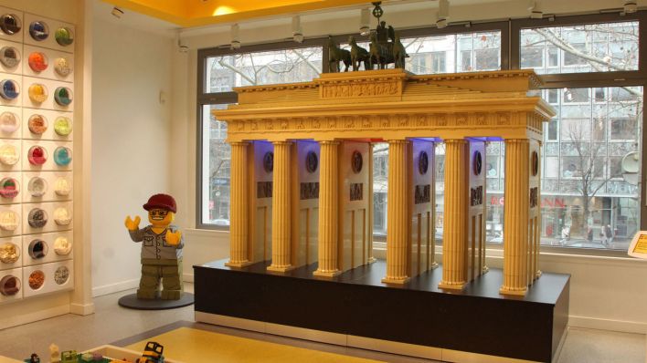 Modell des Brandenburger Tors aus 521.405 LEGO-Steinen im LEGO-Store in der Tauentzienstraße in Berlin. Es wiegt 1399 Kilogramm (Bild: rbb/Rebecca Wegmann)