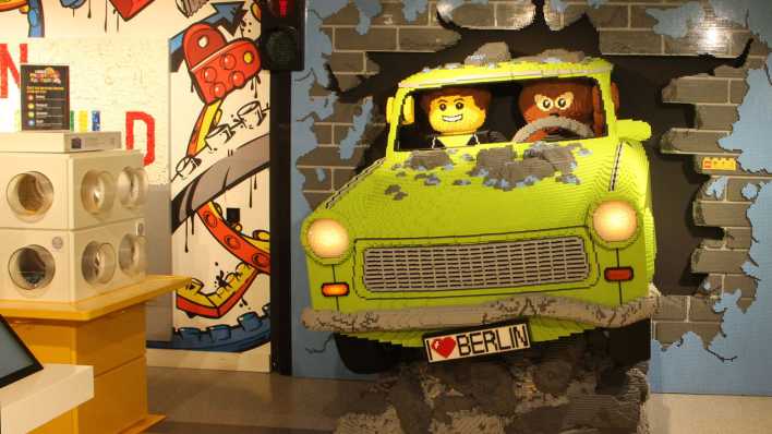 LEGO-Figuren rasen im Trabi durch die Wand: Das sogenannte „Wow-Modell“ im LEGO-Store in der Tauentzienstraße in Berlin (Bild: rbb/Rebecca Wegmann)