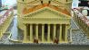 Das antike Rom in LEGO: Römische Soldaten bewachen Eingang des Pantheon (Bild: rbb/Rebecca Wegmann)