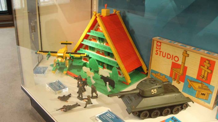 Spielzeug der DDR in einer Vitrine im DDR-Museum (Bild: rbb/Rebecca Wegmann)