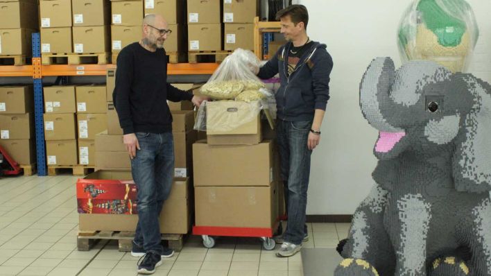 Rene Hoffmeister (rechts) und sein Mitarbeiter Pascal Lenhard bei der Arbeit in der Brick Fabrik (Bild: rbb/Rebecca Wegmann)