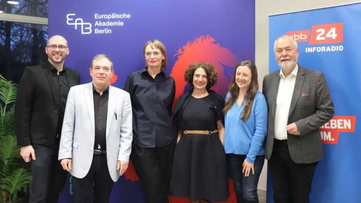 v.l.n.r.: Manuel Knapp, Studienleiter bei der EAB, Harald Asel, Claudia Weber, Adriana Altaras, Hélène Camarade, Markus Meckel (Bild: EAB)