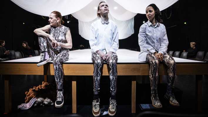 Szene aus "Scheiblettenkind" am Theater in der Parkaue (Bild: Paula Reissig)
