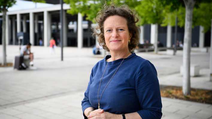 Aletta von Massenbach, CEO und Vorsitzende der Geschäftsführung des Flughafen Berlin Brandenburg (BER), steht auf dem Willy-Brandt-Platz vor Terminal 1.