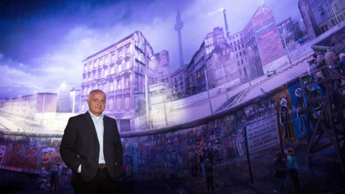 Panoramakünstler Yadegar Asisi posiert vor seinem Panorama "Die Mauer" in Berlin.