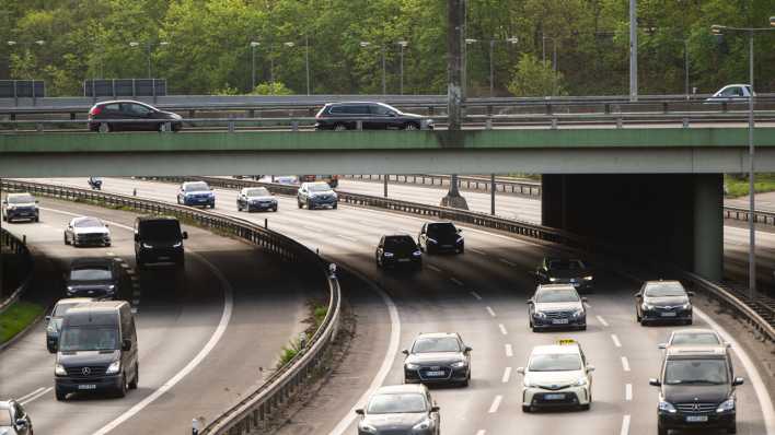 So langsam rollt der Osterwochenends-Verkehr auf der A100 in Berlin an.