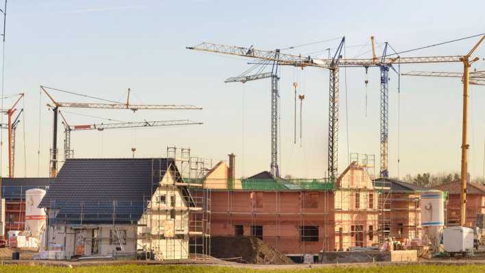 Symbolbild Immobilienbau: Baustelle mit Neubauten (Bild: IMAGO/Wolfilser)