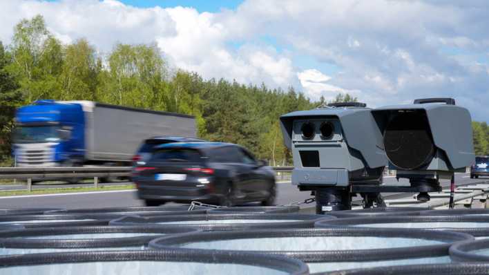 Ein Blitzer steht in Brandenburg an einer Autobahnabfahrt zu einem Parkplatz.