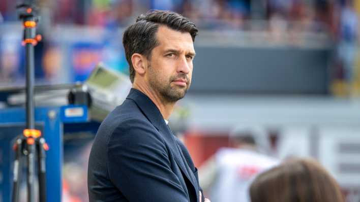 Blick aufs Feld: Jonas Boldt beobachtet das Aufwärmen vor einem Fußballspiel.