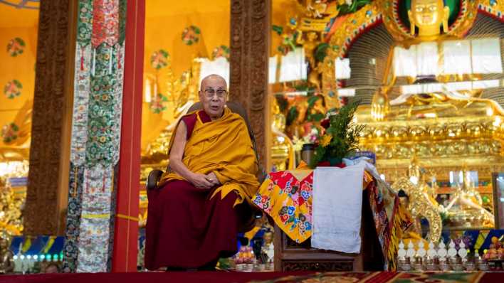 Dalai Lama in Bylakuppe, Indien (Bild: picture alliance/ASSOCIATED PRESS/Tenzin Choejor)