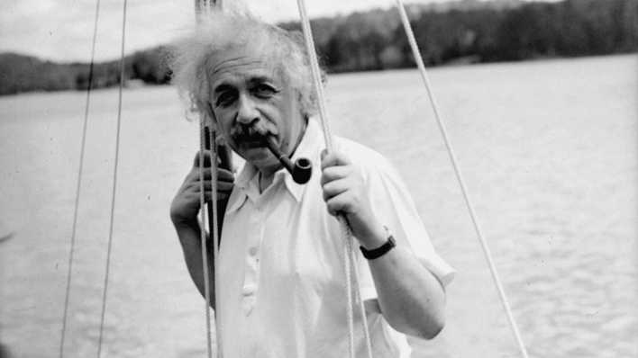 Albert Einstein mal ungewohnt - auf einem Boot während eines Ausflugs.
