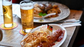 Essen und Getränke stehen im Restaurant Ständige Vertretung auf einem Tisch.