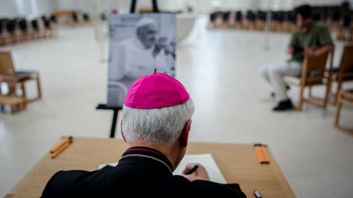 Erzbischof Heiner Koch schreibt in der Sankt Hedwigs-Kathedrale in das Kondolenzbuch für Papst Franziskus.