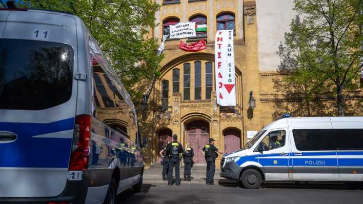 Polizisten vor dem besetzten Hörsaal.