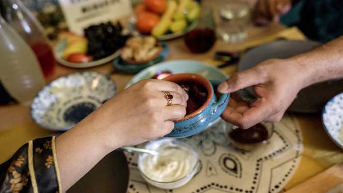 Muslimisches Fastenbrechen (Iftar) gehört in Deutschland mittlerweile für Millionen von Menschen zum Leben dazu.