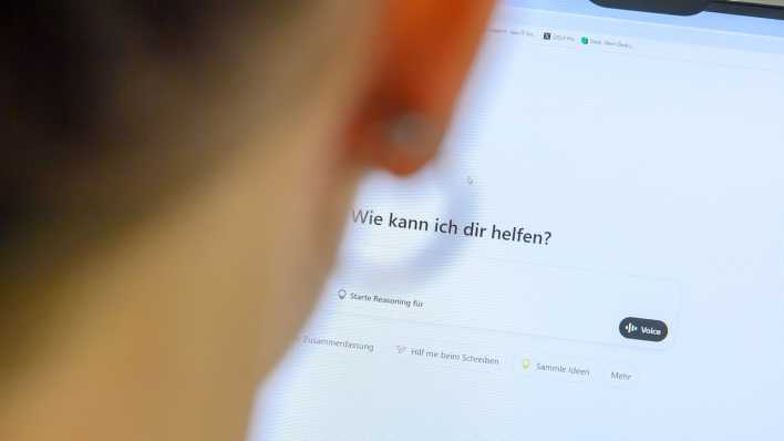 Eine Person sitzt am Computer und gibt etwas bei "ChatGPT" in die Suchmaske ein (Bild. picture alliance/dpa/Klaus-Dietmar Gabbert)