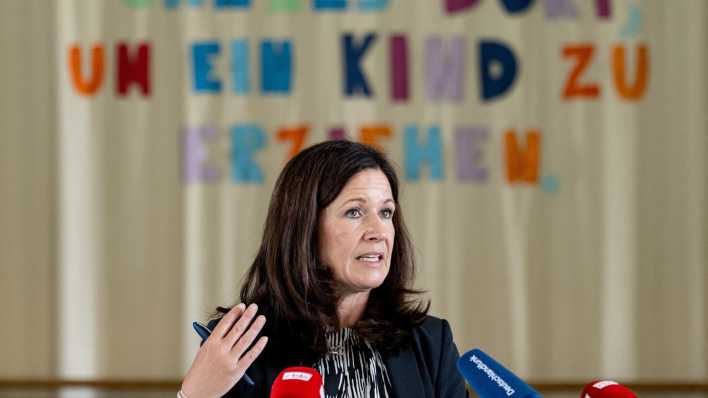 Katharina Günther-Wünsch (CDU), Berliner Senatorin für Bildung, Jugend und Familie, bei einer Pressekonferenz.