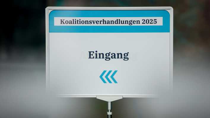 Im Eingang der CDU-Parteizentrale, dem Konrad Adenauer Haus, steht ein Hinweisschild mit der Aufschrift "Koalitionsverhandlungen 2025 - Eingang".