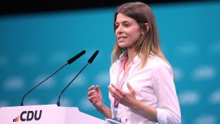Laura Strohschneider, Vorsitzende der Jungen Union Brandenburg, spricht beim CDU-Parteitag. (Archivbild)