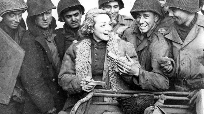 ARCHIV, 1943: Marlene Dietrich verteilt nach ihrem Auftritt an der Front amerikanischen Soldaten ihre Autogramme