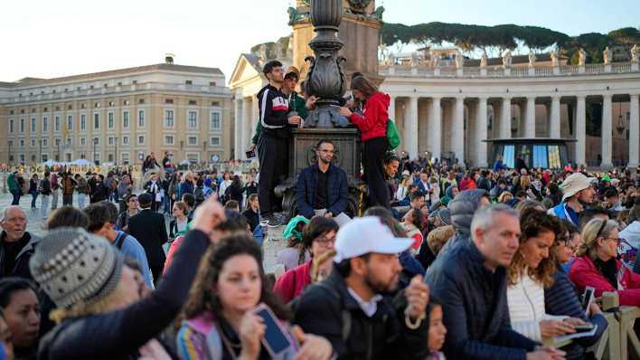 Menschen füllen den Petersplatz vor der Beerdigung von Papst Franziskus im Vatikan.