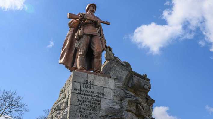 Bronzeskulptur eines Soldaten der Roten Armee