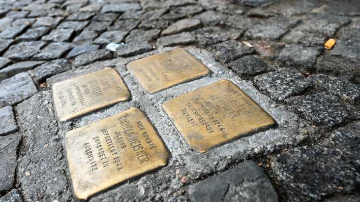 Stolpersteine für Margot Bendheim, Auguste Bendheim, Ralph Bendheim und Rachela Meisner sind vor dem Haus Skalitzer Straße 32 in Kreuzberg zu sehen.