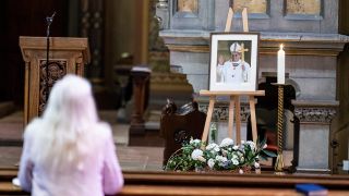 Ein Bild von Papst Franziskus steht in der St. Johannes Basilika in Berlin.