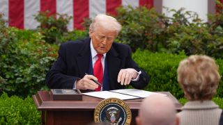 Donald Trump unterschreibt zwei Dekrete zur Zollpolitik.