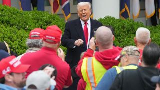 Donald Trump spricht vor Anhängern.