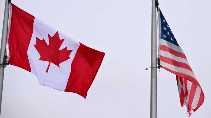 Kanadische und US-Flagge