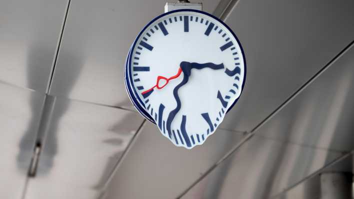 Eine Uhr zerläuft.