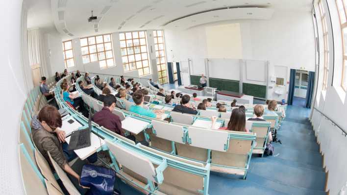 Studierende in einem Hörsaal.