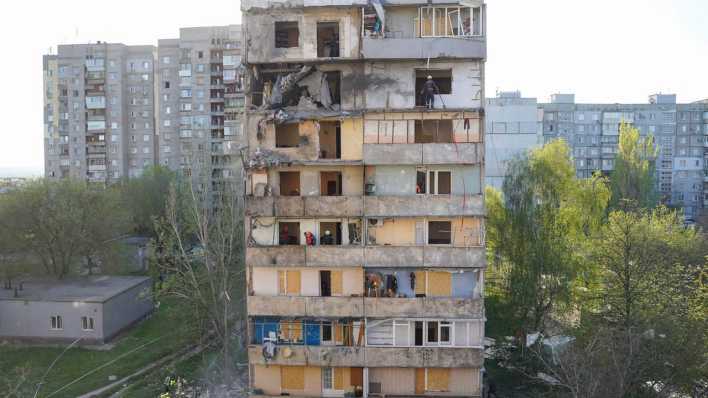 Nach dem Angriff auf dieses Hochhaus in der Ukraine wurde der Tod einer Frau gemeldet. Dazu kamen nach Berichten über 20 Verletzte.