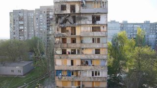 Nach dem Angriff auf dieses Hochhaus in der Ukraine wurde der Tod einer Frau gemeldet. Dazu kamen nach Berichten über 20 Verletzte.