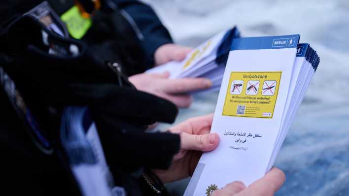 Polizeibeamtinnen und Beamten verteilen Flyer zur Messervebotszone-