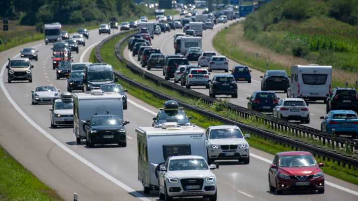 Zäher Verkehr auf einer Autobahn.