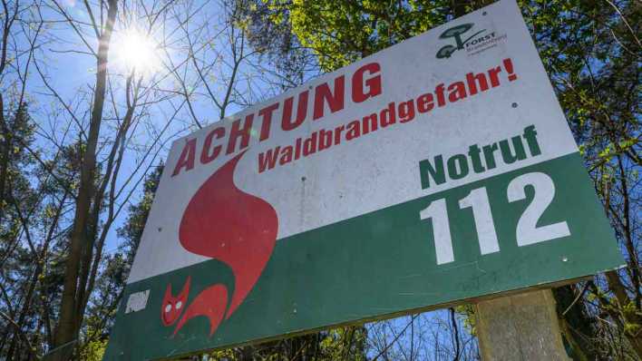 Schild vom Landesbetrieb Forst Brandenburg mit der Aufschrift "Achtung Waldbrandgefahr! Notruf 112" (Bild: picture alliance/dpa/Patrick Pleul)