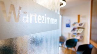 "Wartezimmer" ist auf der Tür eines Wartezimmers in einer Arztpraxis zu lesen.