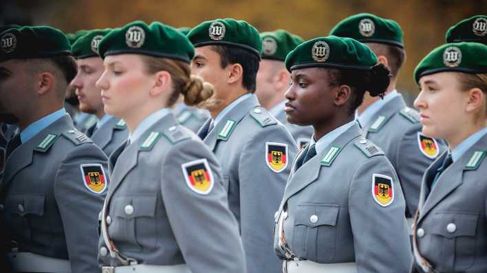 Junge Bundeswehrsoldatinnen und -soldaten bei einem Empfang im Bundesministerium der Verteidigung in Berlin. (Archivbild)