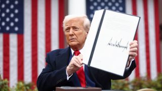 Donald Trump mal wieder mit einer Zoll-Durchführungsverordnung, auf der in dicken Lettern seine Unterschrift prangt.