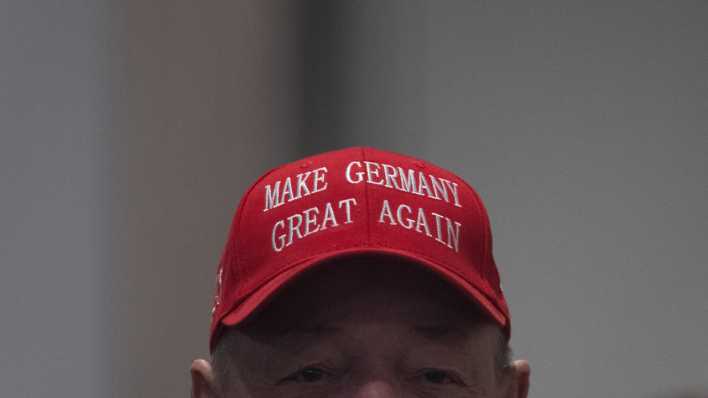 Ein Mann trägt eine Mütze, auf der „Make Germany Great Again“, in Anlehnung auf dem Wahlspruch des US-Präsidenten Trump, steht.