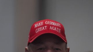 Ein Mann trägt eine Mütze, auf der „Make Germany Great Again“, in Anlehnung auf dem Wahlspruch des US-Präsidenten Trump, steht.