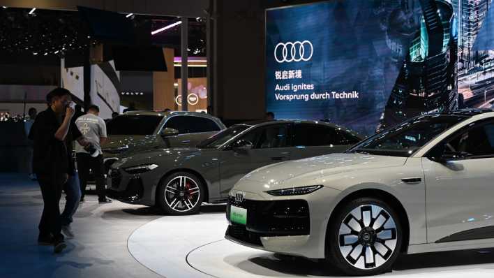 Mehrere Audi-Modelle stehen auf einem Messestand auf der Automesse in Shanghai.