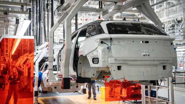 Elektrofahrzeuge werden im Volkswagen-Werk in Emden gebaut.